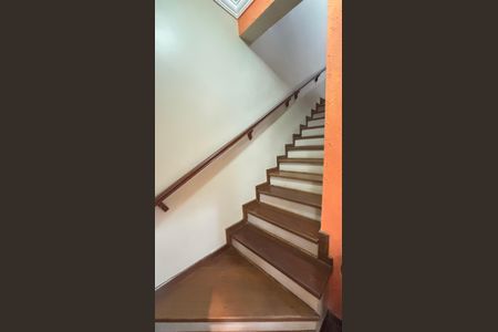 Casa à venda com 127m², 2 quartos e 2 vagasEscada