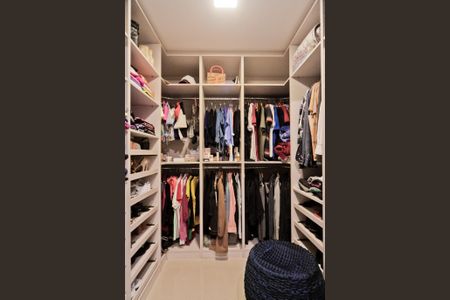 Casa à venda com 480m², 3 quartos e 3 vagasCloset da suíte