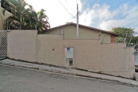 Casa à venda com 480m², 3 quartos e 3 vagasFachada + placa