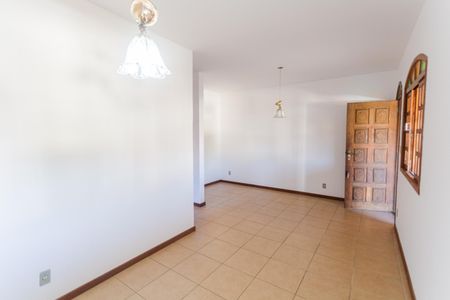 Casa à venda com 330m², 2 quartos e 8 vagasSala