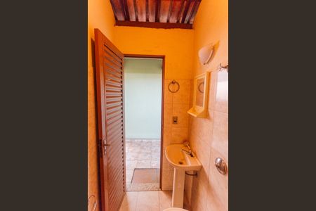 Casa à venda com 330m², 2 quartos e 8 vagasBanheiro de serviço