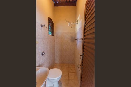 Casa à venda com 330m², 2 quartos e 8 vagasBanheiro de serviço