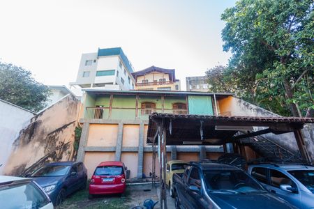 Casa à venda com 330m², 2 quartos e 8 vagasFachada