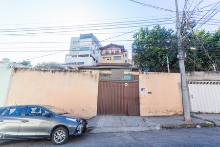 Casa à venda com 330m², 2 quartos e 8 vagasFachada