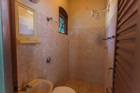 Casa à venda com 330m², 2 quartos e 8 vagasBanheiro de serviço