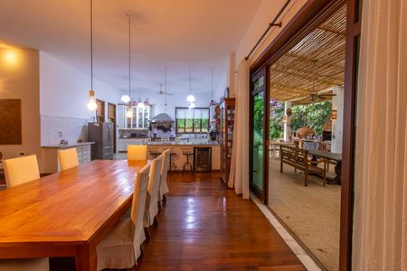 Casa para alugar com 700m², 3 quartos e 10 vagas Casa para alugar com 700m², 3 quartos e 10 vagasSala de jantar