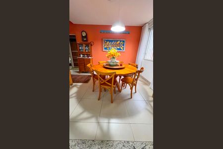 Casa à venda com 339m², 4 quartos e 4 vagas Casa à venda com 339m², 4 quartos e 4 vagasSala