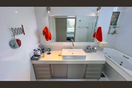 Casa à venda com 339m², 4 quartos e 4 vagas Casa à venda com 339m², 4 quartos e 4 vagasBanheiro Suíte