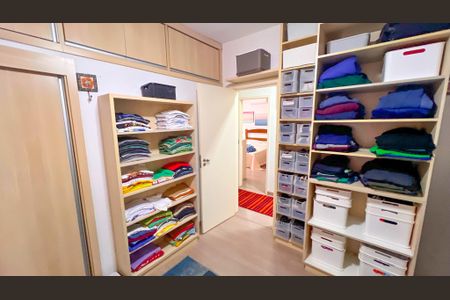 Casa à venda com 339m², 4 quartos e 4 vagas Casa à venda com 339m², 4 quartos e 4 vagasQuarto 1