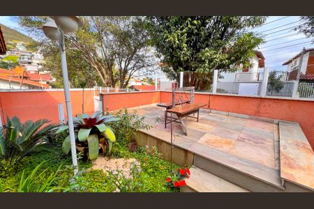 Casa à venda com 339m², 4 quartos e 4 vagas Casa à venda com 339m², 4 quartos e 4 vagasÁrea Externa