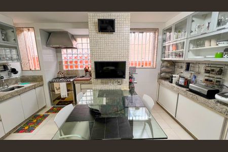 Casa à venda com 339m², 4 quartos e 4 vagas Casa à venda com 339m², 4 quartos e 4 vagasCozinha