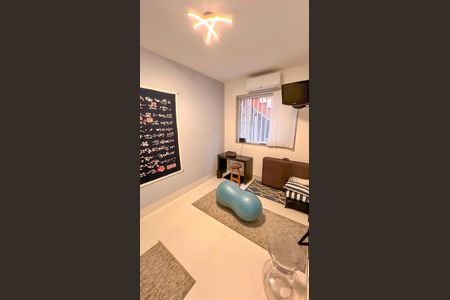 Casa à venda com 339m², 4 quartos e 4 vagas Casa à venda com 339m², 4 quartos e 4 vagasQuarto de Serviço