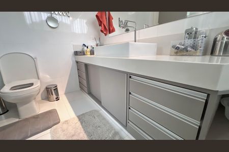 Casa à venda com 339m², 4 quartos e 4 vagas Casa à venda com 339m², 4 quartos e 4 vagasBanheiro Suíte