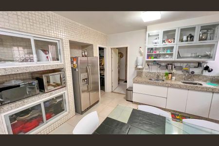 Casa à venda com 339m², 4 quartos e 4 vagas Casa à venda com 339m², 4 quartos e 4 vagasCozinha