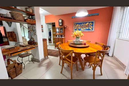 Casa à venda com 339m², 4 quartos e 4 vagas Casa à venda com 339m², 4 quartos e 4 vagasSala