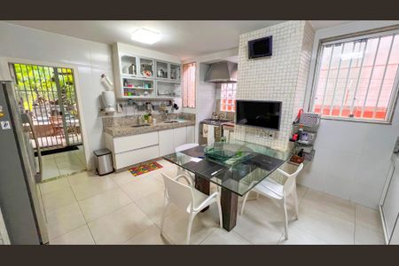 Casa à venda com 339m², 4 quartos e 4 vagas Casa à venda com 339m², 4 quartos e 4 vagasCozinha