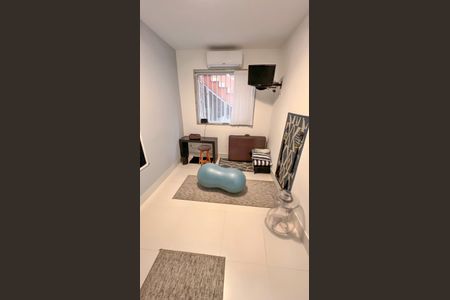 Casa à venda com 339m², 4 quartos e 4 vagas Casa à venda com 339m², 4 quartos e 4 vagasQuarto de Serviço