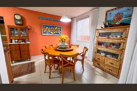 Casa à venda com 339m², 4 quartos e 4 vagas Casa à venda com 339m², 4 quartos e 4 vagasSala