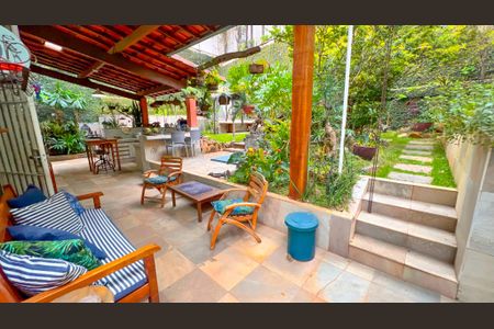 Casa à venda com 339m², 4 quartos e 4 vagas Casa à venda com 339m², 4 quartos e 4 vagasÁrea Externa