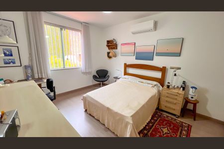 Casa à venda com 339m², 4 quartos e 4 vagas Casa à venda com 339m², 4 quartos e 4 vagasQuarto 3