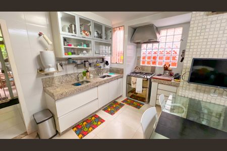 Casa à venda com 339m², 4 quartos e 4 vagas Casa à venda com 339m², 4 quartos e 4 vagasCozinha