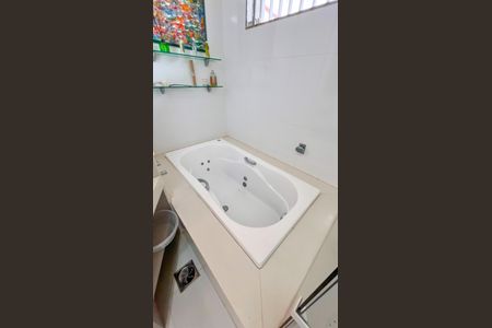 Casa à venda com 339m², 4 quartos e 4 vagas Casa à venda com 339m², 4 quartos e 4 vagasBanheiro Suíte