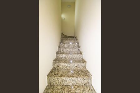 Casa de condomínio à venda com 90m², 2 quartos e 1 vagaEscada