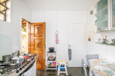 Casa à venda com 376m², 4 quartos e 6 vagas Casa à venda com 376m², 4 quartos e 6 vagasCozinha