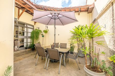 Casa à venda com 376m², 4 quartos e 6 vagas Casa à venda com 376m², 4 quartos e 6 vagasÁrea Externa