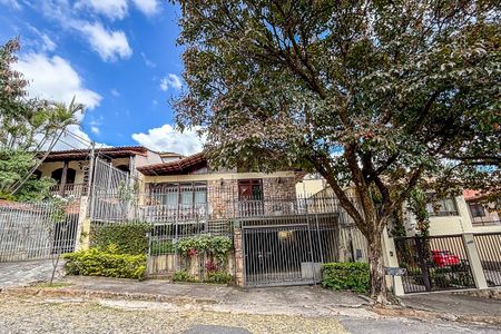 Casa à venda com 376m², 4 quartos e 6 vagas Casa à venda com 376m², 4 quartos e 6 vagasFachada