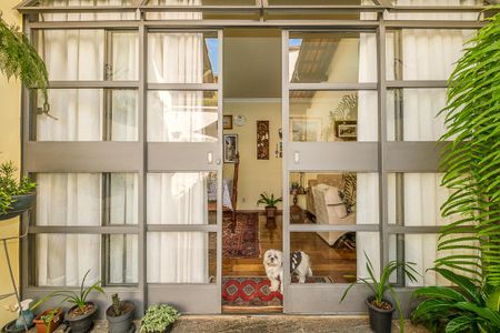 Casa à venda com 376m², 4 quartos e 6 vagas Casa à venda com 376m², 4 quartos e 6 vagasÁrea Externa