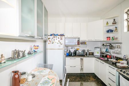 Casa à venda com 376m², 4 quartos e 6 vagas Casa à venda com 376m², 4 quartos e 6 vagasCozinha