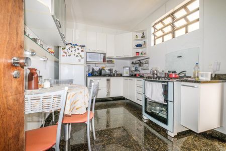 Casa à venda com 376m², 4 quartos e 6 vagas Casa à venda com 376m², 4 quartos e 6 vagasCozinha