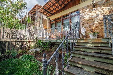 Casa à venda com 376m², 4 quartos e 6 vagas Casa à venda com 376m², 4 quartos e 6 vagasFachada