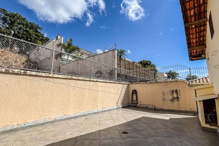 Casa à venda com 376m², 4 quartos e 6 vagas Casa à venda com 376m², 4 quartos e 6 vagasÁrea Externa