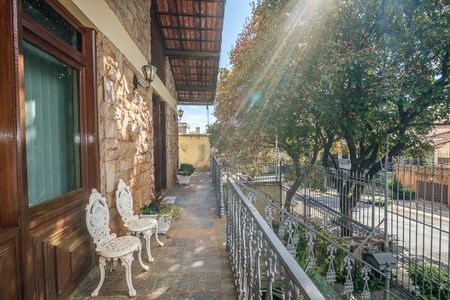 Casa à venda com 376m², 4 quartos e 6 vagas Casa à venda com 376m², 4 quartos e 6 vagasÁrea Externa