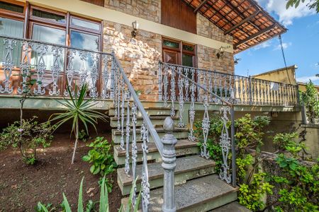 Casa à venda com 376m², 4 quartos e 6 vagas Casa à venda com 376m², 4 quartos e 6 vagasFachada