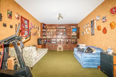 Casa à venda com 376m², 4 quartos e 6 vagas Casa à venda com 376m², 4 quartos e 6 vagasEdícula