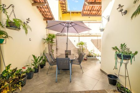 Casa à venda com 376m², 4 quartos e 6 vagas Casa à venda com 376m², 4 quartos e 6 vagasÁrea Externa