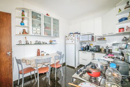 Casa à venda com 376m², 4 quartos e 6 vagas Casa à venda com 376m², 4 quartos e 6 vagasCozinha