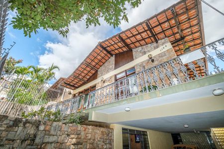 Casa à venda com 376m², 4 quartos e 6 vagas Casa à venda com 376m², 4 quartos e 6 vagasFachada