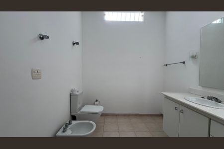 Casa à venda com 300m², 3 quartos e sem vaga Casa à venda com 300m², 3 quartos e sem vagaBanheiro da Suíte 3
