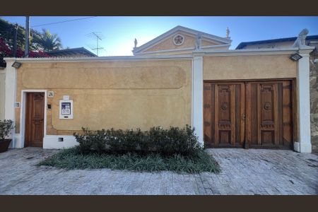 Casa à venda com 300m², 3 quartos e sem vaga Casa à venda com 300m², 3 quartos e sem vagaFachada