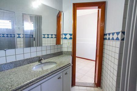Casa para alugar com 452m², 5 quartos e 4 vagasBanheiro das Suíte  4 e 5
