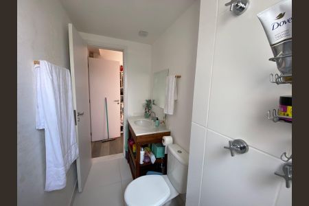Apartamento à venda com 66m², 2 quartos e 2 vagasBanheiro da Suíte