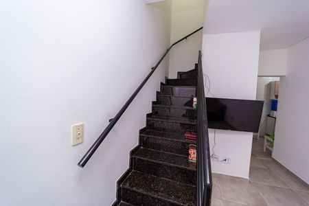 Casa de condomínio à venda com 72m², 2 quartos e 1 vaga Casa de condomínio à venda com 72m², 2 quartos e 1 vagaEscada