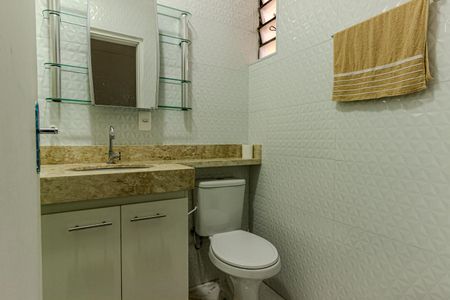 Casa à venda com 140m², 4 quartos e 2 vagas Casa à venda com 140m², 4 quartos e 2 vagasBanheiro Social