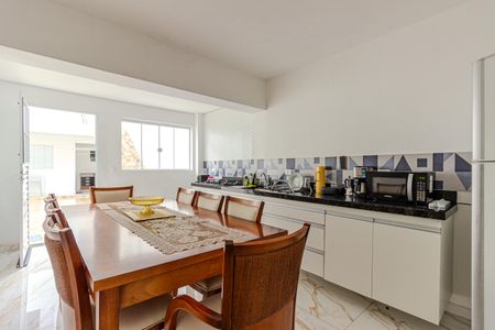 Casa à venda com 140m², 4 quartos e 2 vagas Casa à venda com 140m², 4 quartos e 2 vagasCozinha