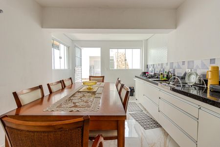 Casa à venda com 140m², 4 quartos e 2 vagas Casa à venda com 140m², 4 quartos e 2 vagasCozinha