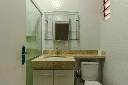 Casa à venda com 140m², 4 quartos e 2 vagas Casa à venda com 140m², 4 quartos e 2 vagasBanheiro Social